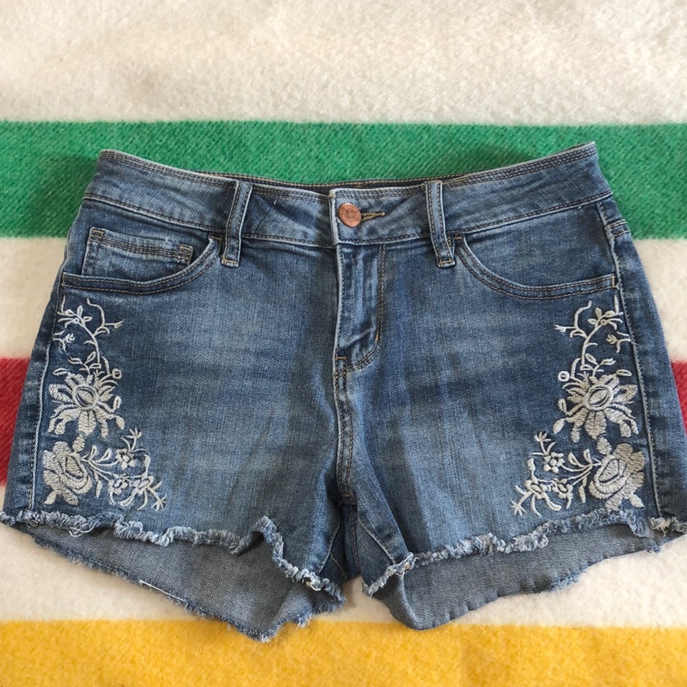 Embroidered jeans shorts
